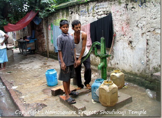 コルカタ市内の路上。井戸水を汲む父と子。飲み水は貴重なものだが、私たち日本人が飲むとお腹を下すだろう。